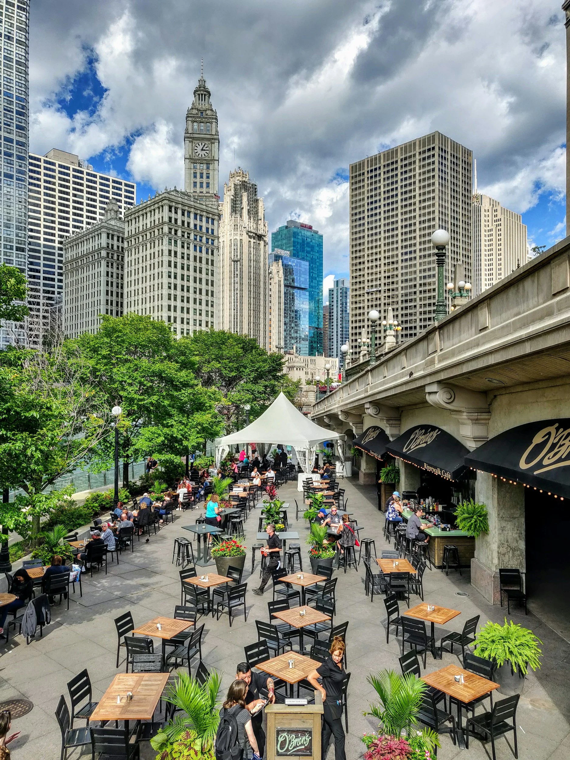 Outdoor dining on the Chicago Riverwalk